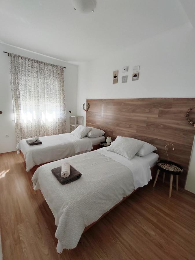Apartments Karla I Ivano Mandre Kültér fotó